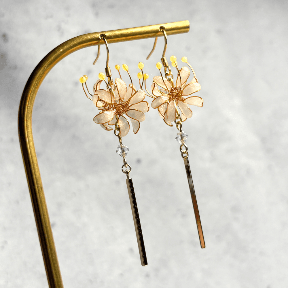 【彼岸花ピアス】ホワイト／サージカルステンレス／揺れる／曼珠沙華／レジン×ワイヤー／幻想的な白／和装／受注製作